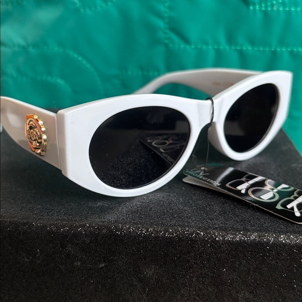 Brand New Shiny White Round Cat Eye Retro Sunglasses Gold Tone Flower Accent